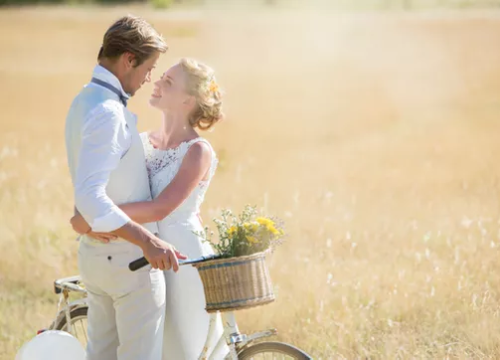 7 Tips to Select a Colour For Your Wedding Dress